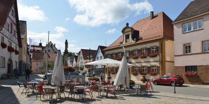 Rathaus mit Marktplatz Lauchheim