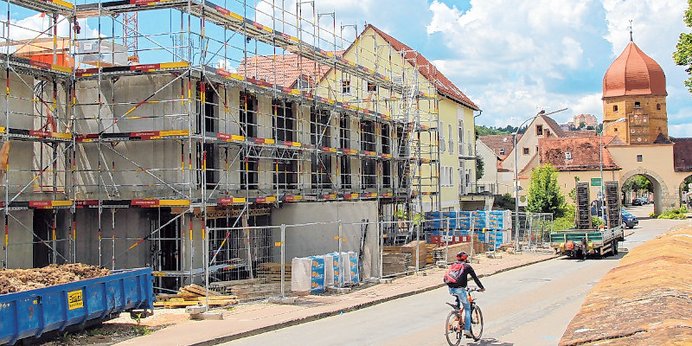 © Doris Weber: Auf drei Etagen entsteht vor dem Stadttor von Lauchheim ein neues DRK-Seniorenzentrum.